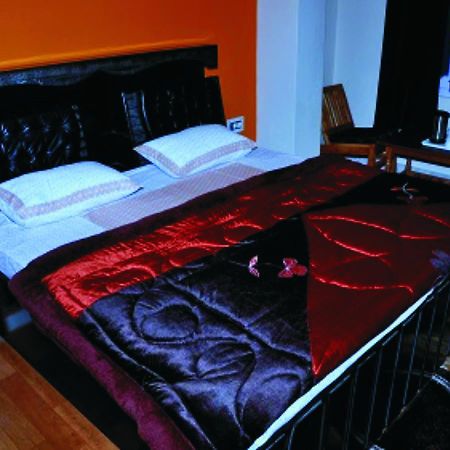 Hotel Mansarovar Banjār Екстериор снимка