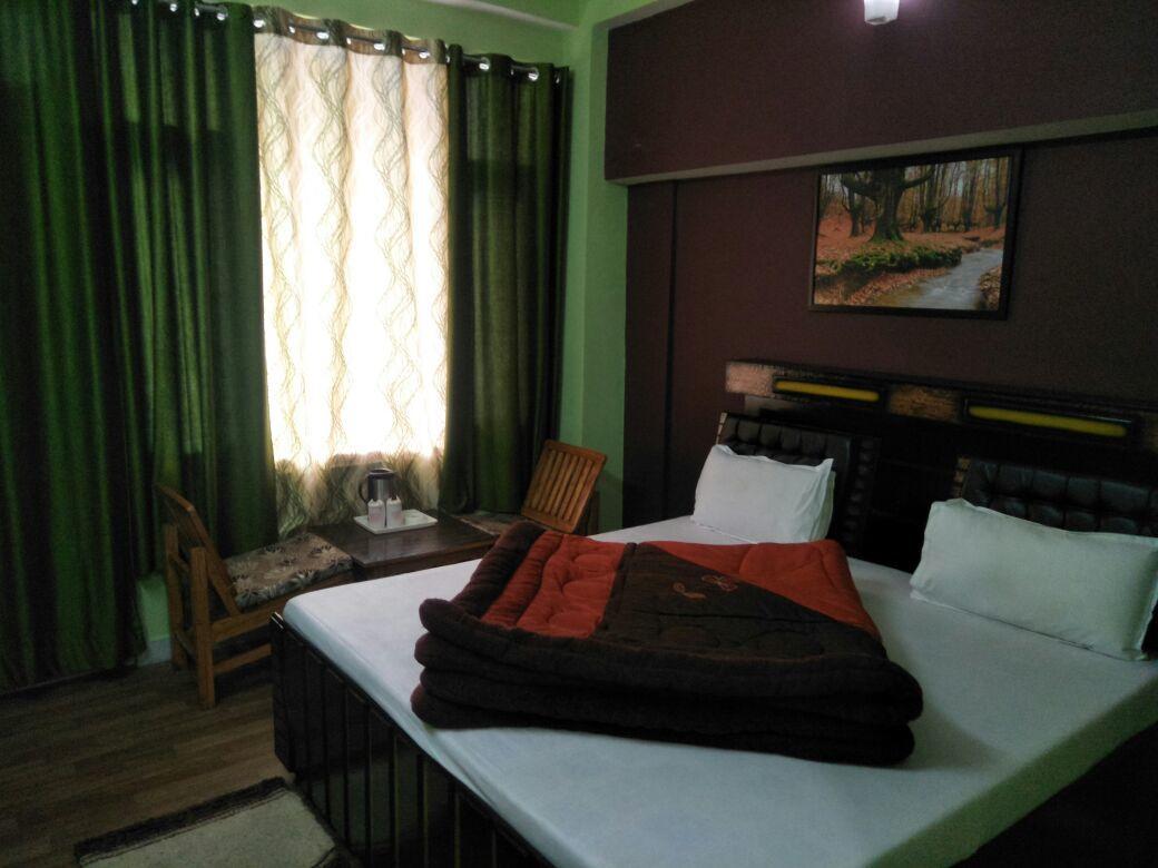 Hotel Mansarovar Banjār Екстериор снимка